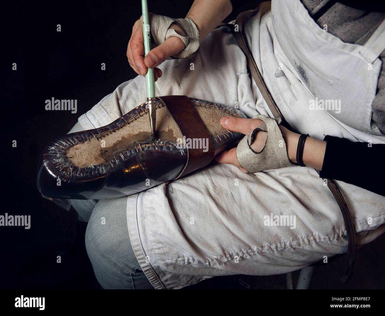 Dettaglio della produzione di calzature presso il laboratorio dell'artigiano Gabriele Gmeiner, campione del Sol, San Polo, Venezia, Veneto, Italia, Europa Foto Stock