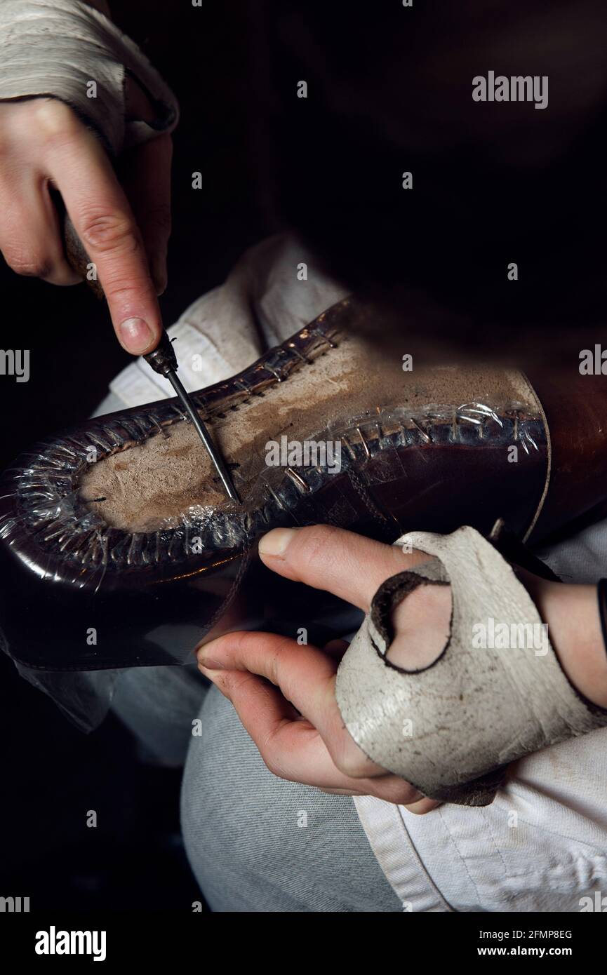 Dettaglio della produzione di calzature presso il laboratorio dell'artigiano Gabriele Gmeiner, campione del Sol, San Polo, Venezia, Veneto, Italia, Europa Foto Stock