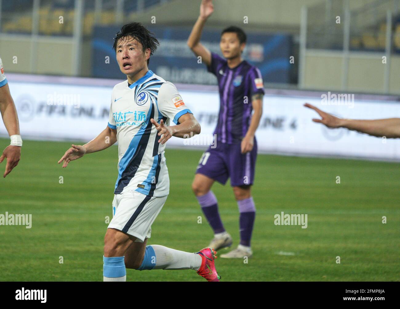 Kunshan, provincia cinese di Jiangsu. 11 Maggio 2021. Zheng Long (fronte) del Dalian Professional FC reagisce durante il quarto round tra il Tianjin Jinmen Tiger FC e il Dalian Professional FC alla stagione 2021 della Chinese Football Association Super League (CSL) a Kunshan, nella provincia di Jiangsu nella Cina orientale, il 11 maggio 2021. Credit: Yang Lei/Xinhua/Alamy Live News Foto Stock