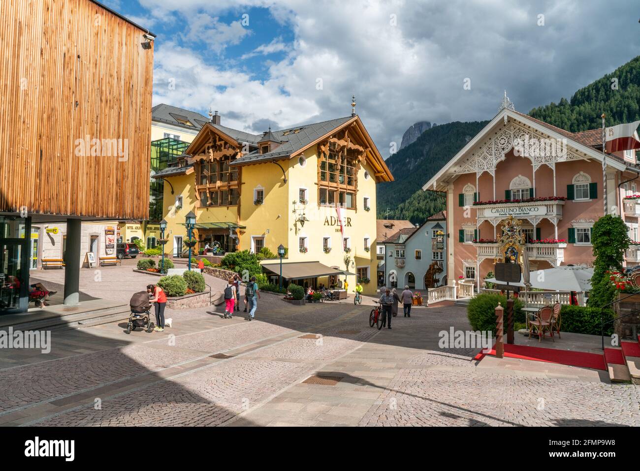 Ortisei, Alto Adige, Italia - 23-06-2019: Vista sulla strada del centro di Ortisei nelle Dolomiti. Foto Stock