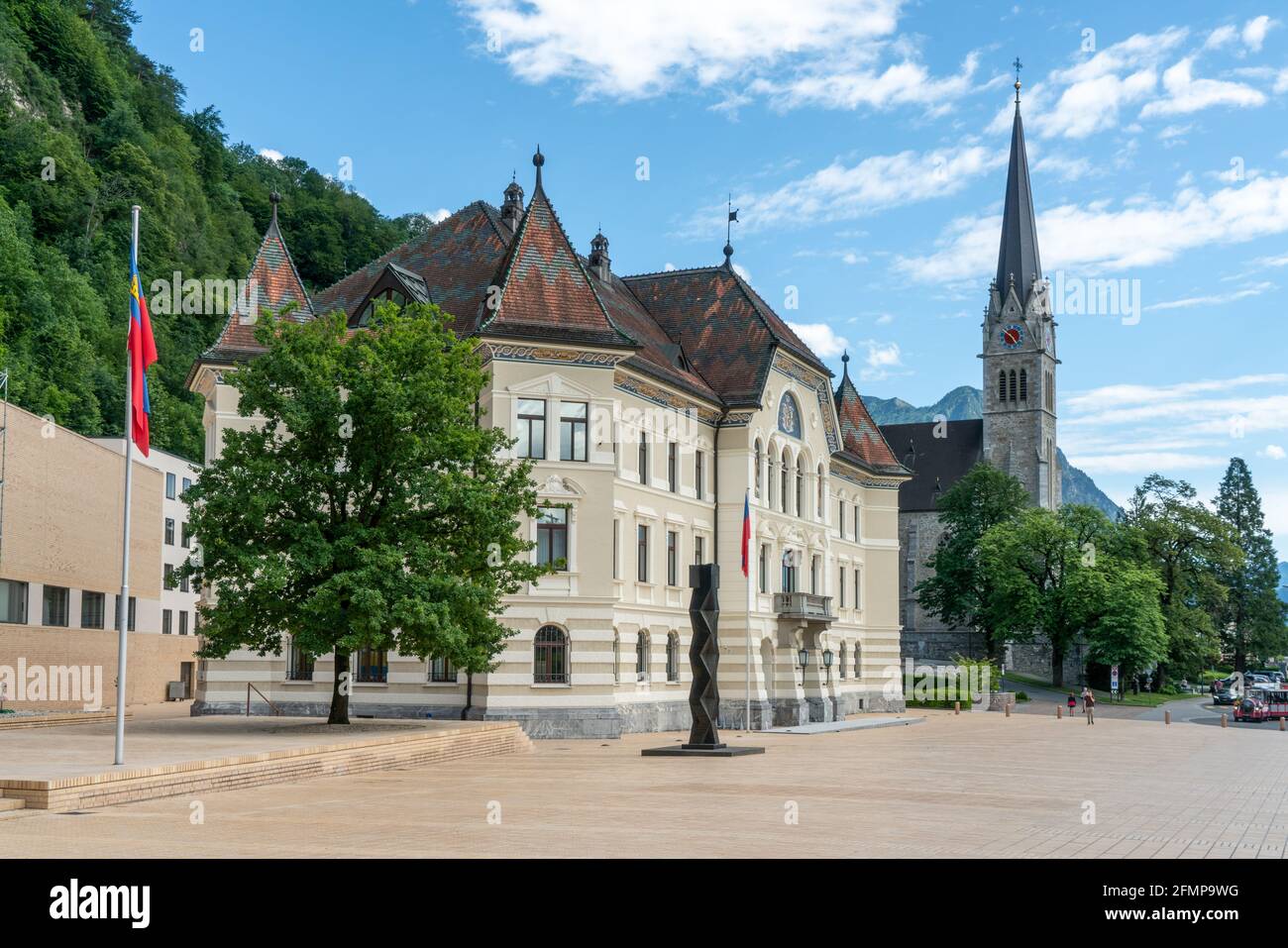 Vaduz, Liechtenstein - 22-06-2019: L'edificio governativo del Liechtenstein, Regierungsgebäude, in estate. Foto Stock
