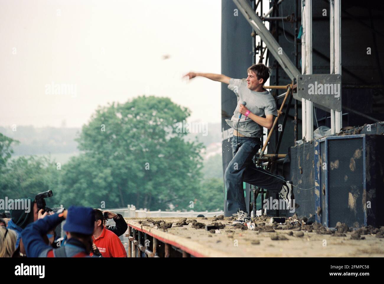 Simposio gettando fango indietro alla folla durante la loro performance Al Festival di Glastonbury 1997 Foto Stock