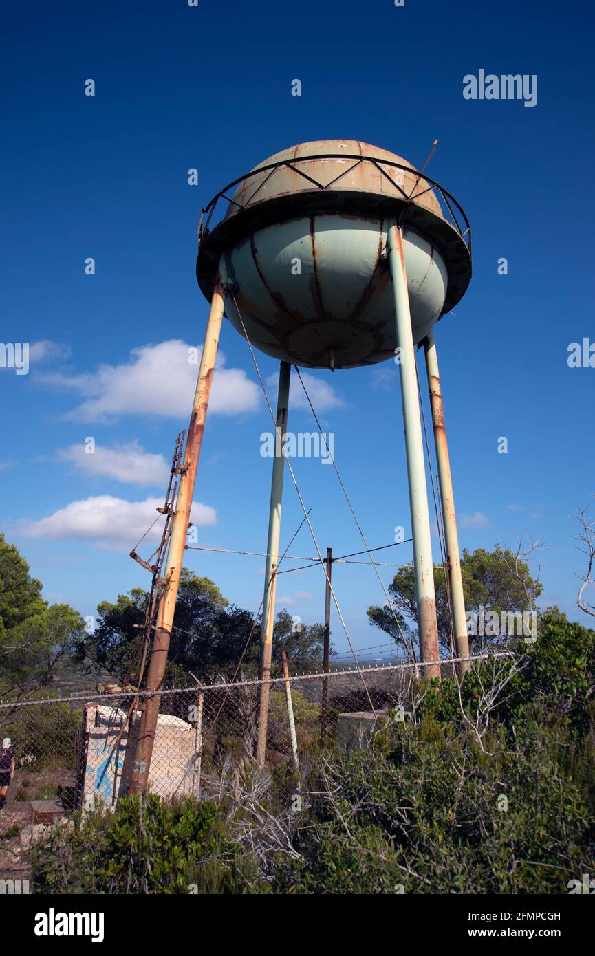 La vecchia torre di stoccaggio dell'acqua presso la base militare americana sull'isola di menorca spagna Foto Stock