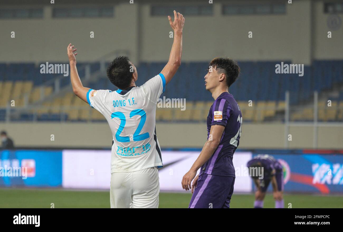 Kunshan, provincia cinese di Jiangsu. 11 Maggio 2021. Dong Yanfeng (L) del Dalian Professional FC festeggia dopo la quarta partita tra il Tianjin Jinmen Tiger FC e il Dalian Professional FC nella stagione 2021 della Chinese Football Association Super League (CSL) a Kunshan, nella provincia di Jiangsu, nella Cina orientale, il 11 maggio 2021. Credit: Yang Lei/Xinhua/Alamy Live News Foto Stock