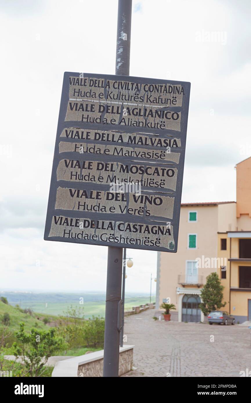 Un cartello stradale che indica le vie del vino a Barile. Il segno è  scritto in lingua italiana ed albanese, in quelle zone della Basilicata,  infatti, lì Foto stock - Alamy