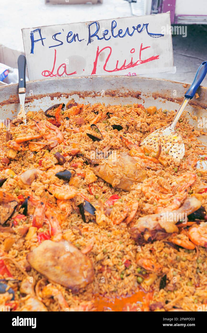 Ritrovate forza dall'ultima notte! Paella Provençal al mercato estivo a Port Grimaud, Provenza, Francia. Foto Stock