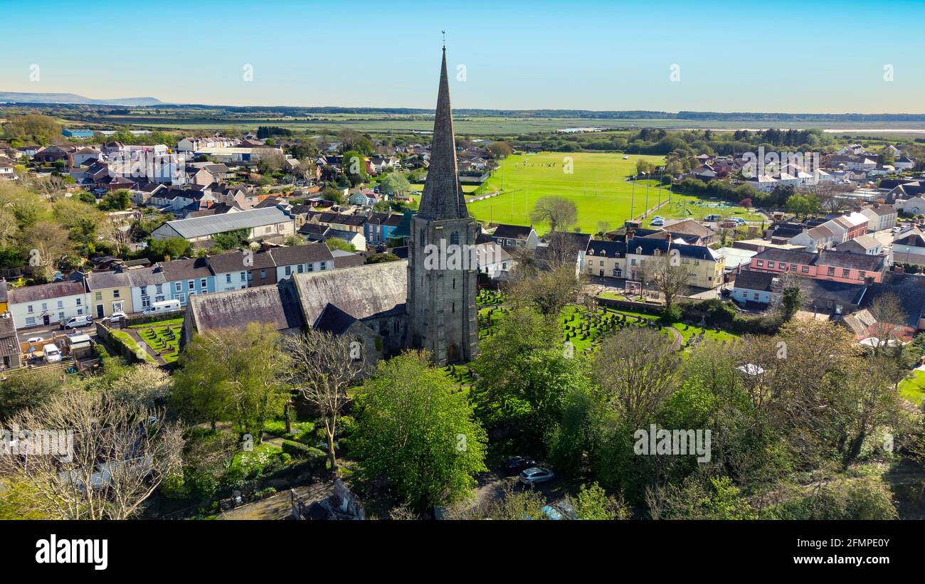 Veduta aerea della Chiesa di Kidwelly, Carmarthenshire Foto Stock