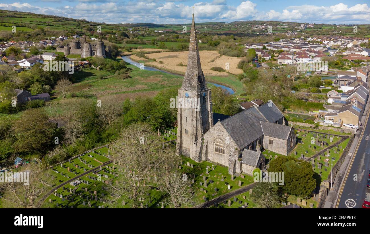 Veduta aerea della Chiesa di Kidwelly e del Castello, Carmarthensshire Foto Stock