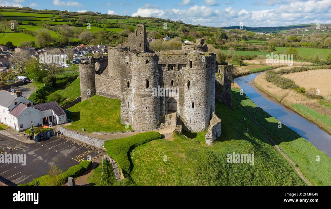 Veduta aerea del Castello di Kidwelly, Carmarthenshire Foto Stock