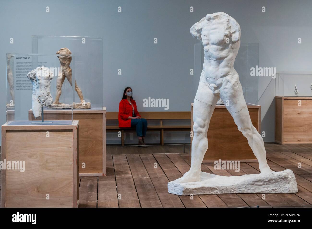 Londra, Regno Unito. 11 Maggio 2021. L'EY Exhibition: La realizzazione di Rodin in anteprima al Tate Modern. La galleria riaprirà, dopo l'ultimo covid lockdown, con questa nuova mostra delle opere di Aguste Rodin (1840-1917). Mostra come ha infranto le regole della scultura classica per creare un'immagine diversa del corpo umano, 'irraendo le rotture, le complessità e le incertezze dell'età moderna'. Con oltre 200 opere, la mostra è in parte frutto di una collaborazione unica con il Musée Rodin. Credit: Guy Bell/Alamy Live News Foto Stock