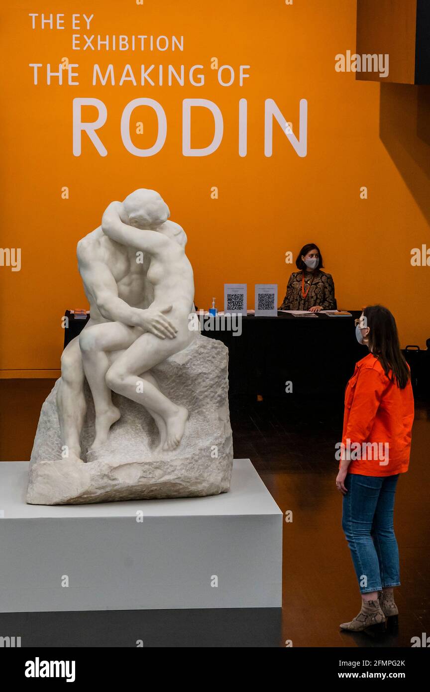 Londra, Regno Unito. 11 Maggio 2021. L'EY Exhibition: La realizzazione di Rodin in anteprima al Tate Modern. La galleria riaprirà, dopo l'ultimo covid lockdown, con questa nuova mostra delle opere di Aguste Rodin (1840-1917). Mostra come ha infranto le regole della scultura classica per creare un'immagine diversa del corpo umano, 'irraendo le rotture, le complessità e le incertezze dell'età moderna'. Con oltre 200 opere, la mostra è in parte frutto di una collaborazione unica con il Musée Rodin. Credit: Guy Bell/Alamy Live News Foto Stock