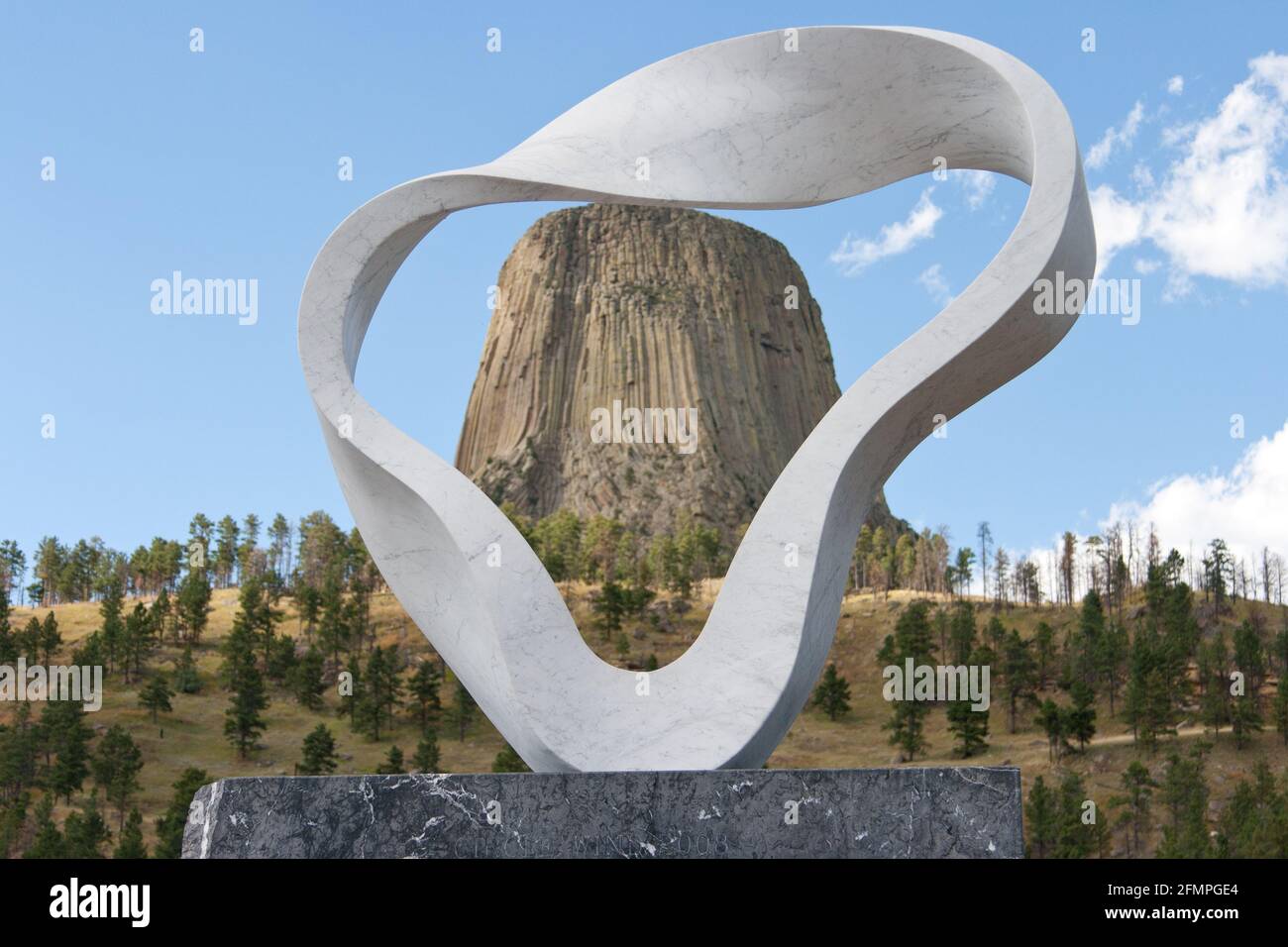 DEVILS TOWER, STATI UNITI - Set 04, 2014: La Torre del Diavolo vista attraverso il Circolo della scultura del Sacro fumo di Junkyu Muto nel 2008. Foto Stock