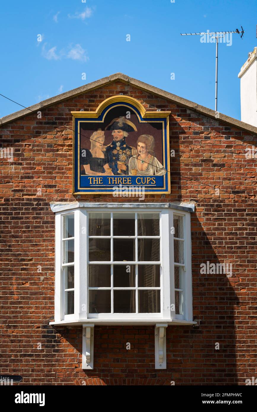 Vista di un segno vintage raffigurante Horatio Nelson e due donne fissate ad una proprietà in Church Street, Harwich, precedentemente conosciuto come Three Cups Inn, Regno Unito Foto Stock