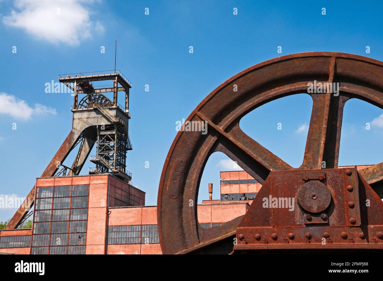 Vecchia torre dell'albero della miniera e ruota, la Mine Wendel museo, Moselle (57), Lorena, Francia Foto Stock