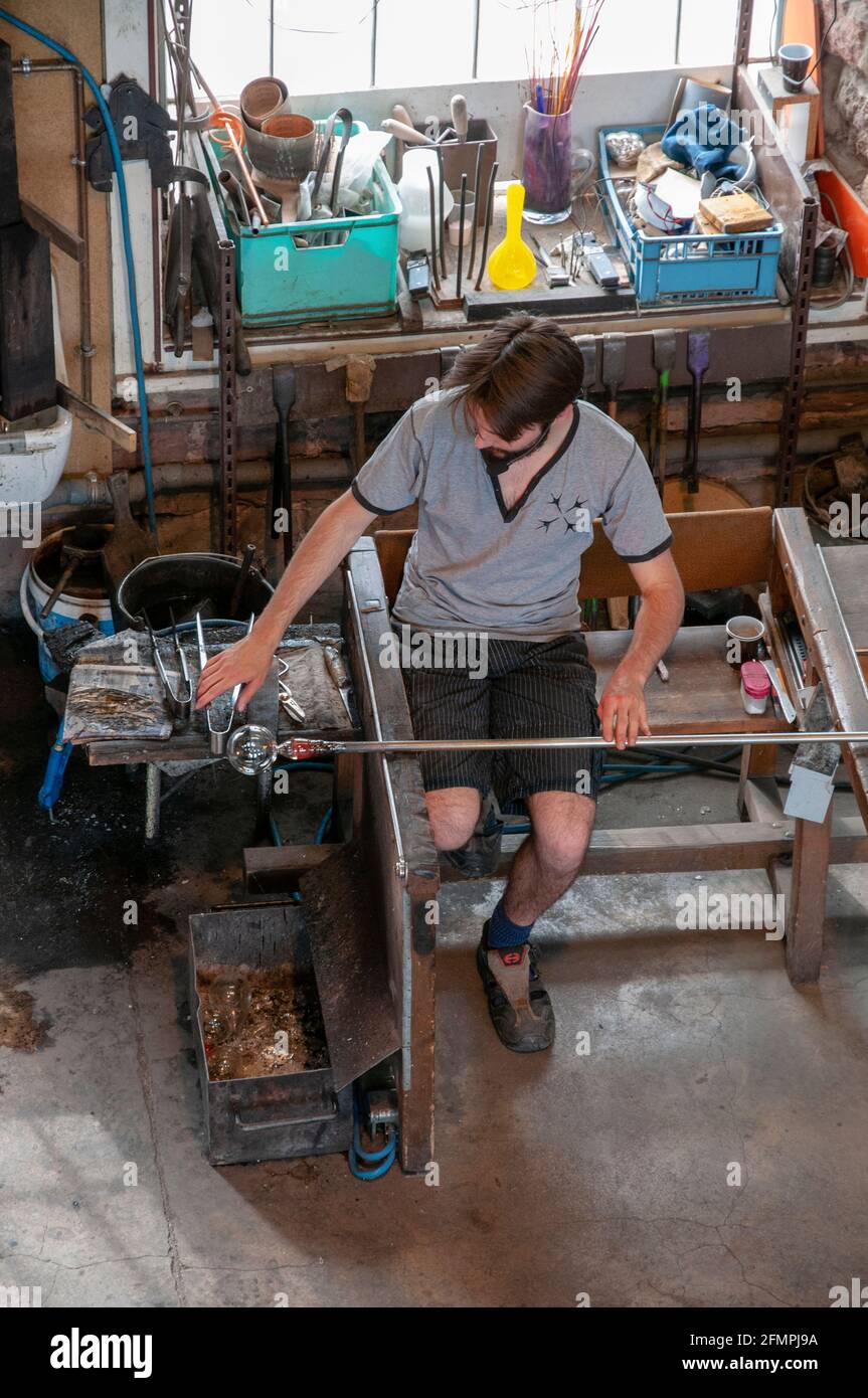 Lavorazione del vetro in modo tradizionale, Centre International d’Art Verrier (CIAV), International Glass Museum, Meisenthal, Moselle (57), Grand Est Foto Stock