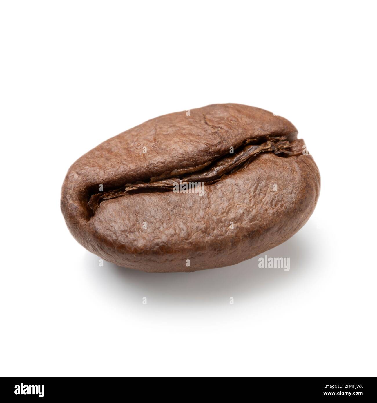 Primo piano di chicchi di caffè tostati marroni isolati su bianco sfondo Foto Stock