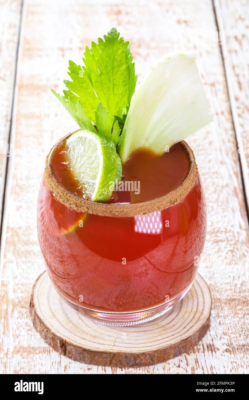 Bloody mary, cocktail a base di vodka, succo di pomodoro, succo di limone, salsa, tabasco e pepe Foto Stock