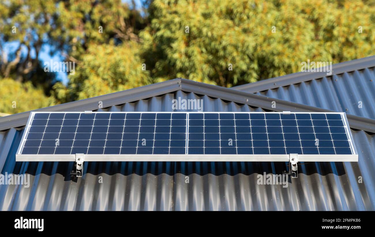 Nuovo pannello solare installato sul tetto della casa in Sud Australia Foto Stock