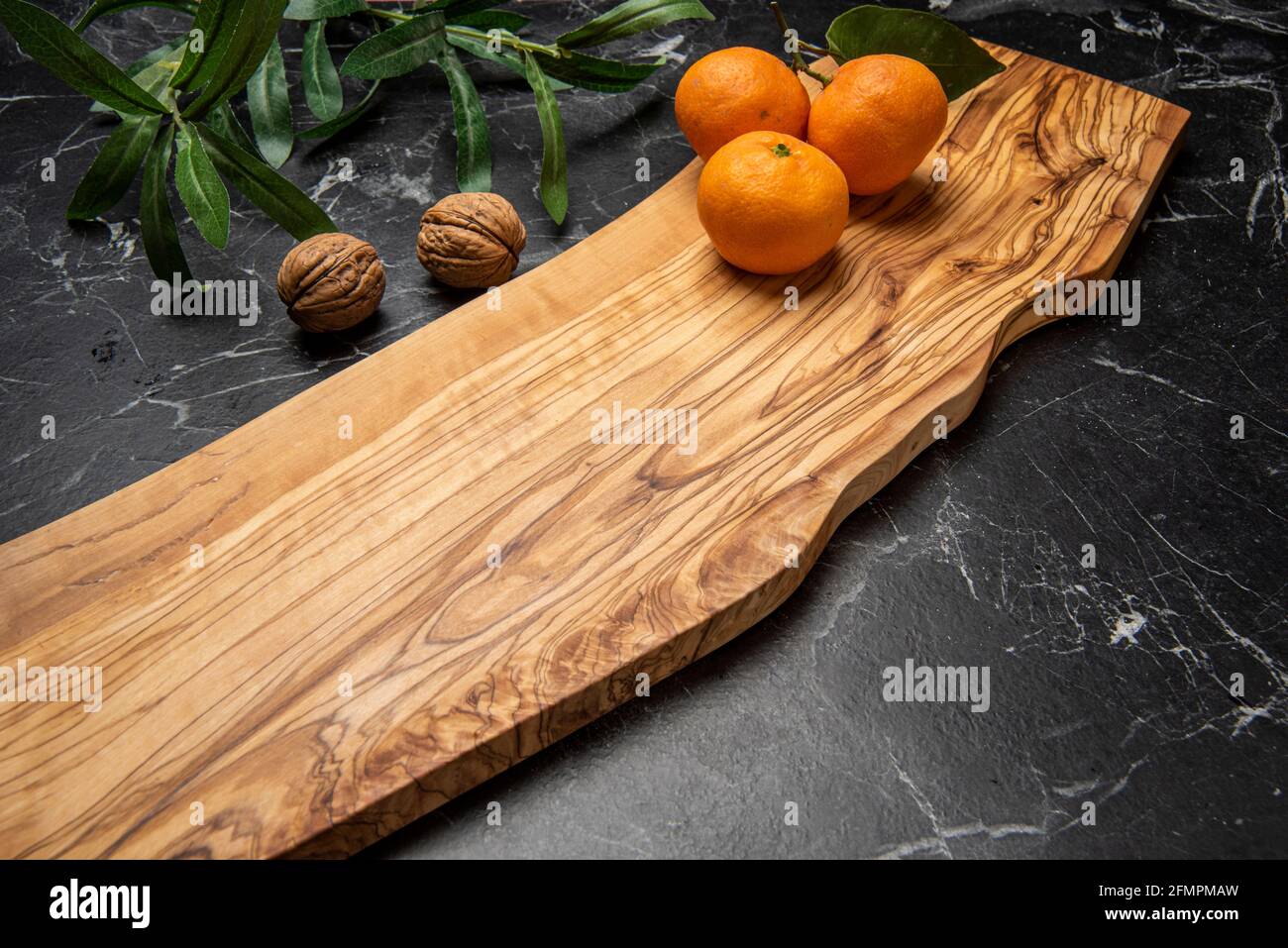 tavola in legno intagliata a mano su tavola in marmo Foto Stock