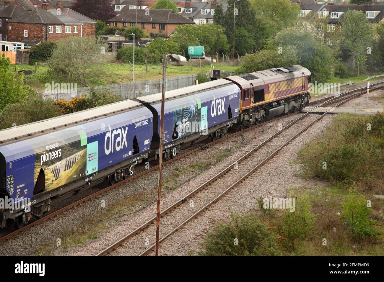 DB Cargo Classe 66 loco 66092 trasporto del combustibile a biomassa della centrale elettrica Drax 1215 Immingham attraverso Scunthorpe il 11/5/21. Foto Stock