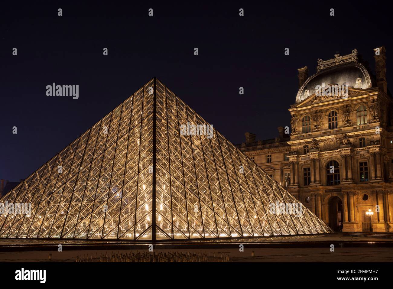 La Piramide del Louvre / Piramide del Louvre & Pavillon Richelieu, Musée du Louvre, Parigi, Francia. Foto Stock