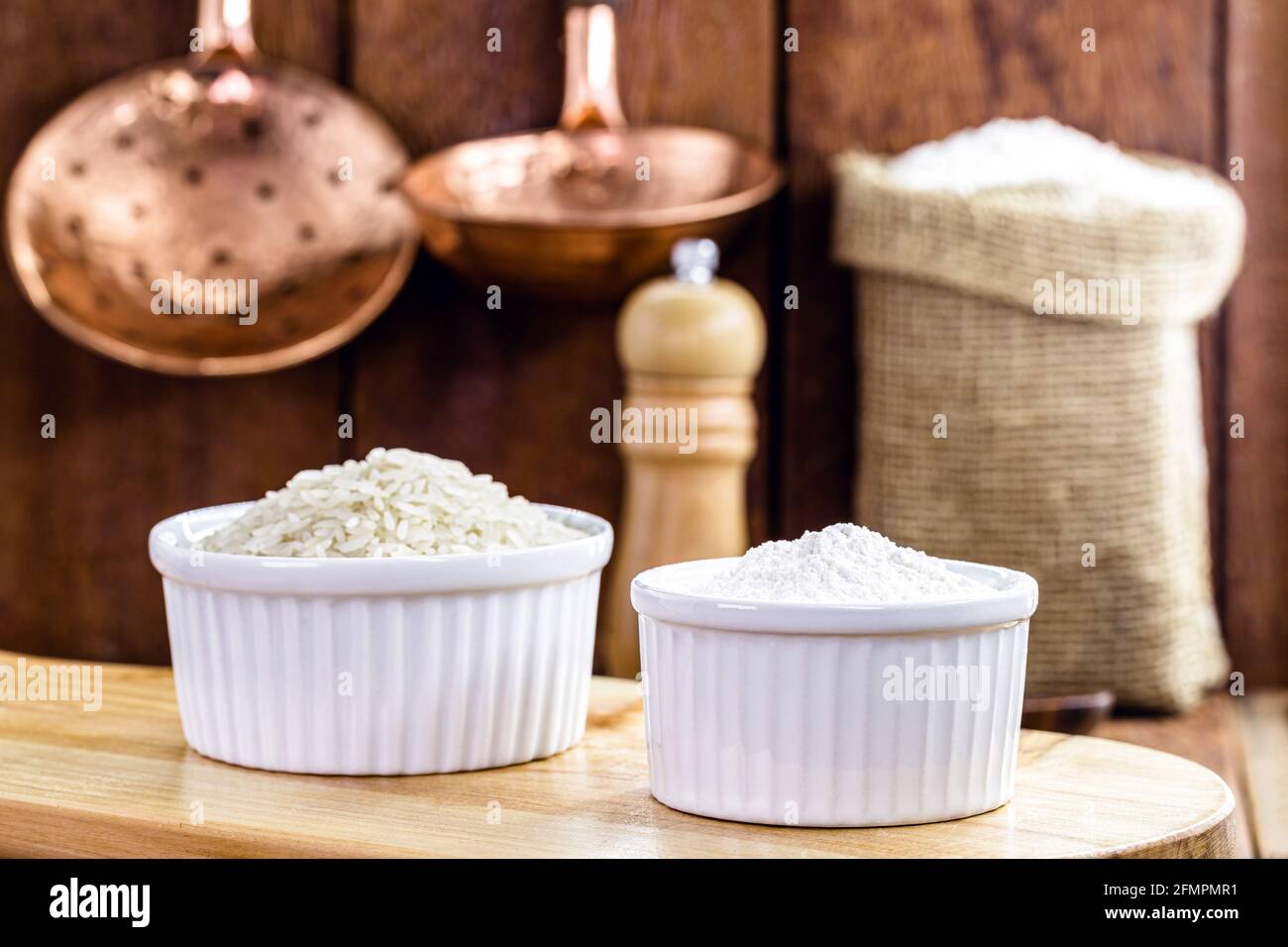 farina di riso, farina alternativa senza glutine e ricca di fibre, in una cucina rustica Foto Stock