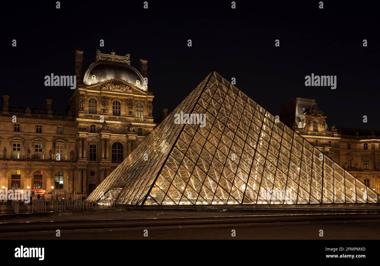 La Piramide del Louvre / Pyramide du Louvre & Pavillon Richelieu, Musée du Louvre, Parigi. Francia. Foto Stock