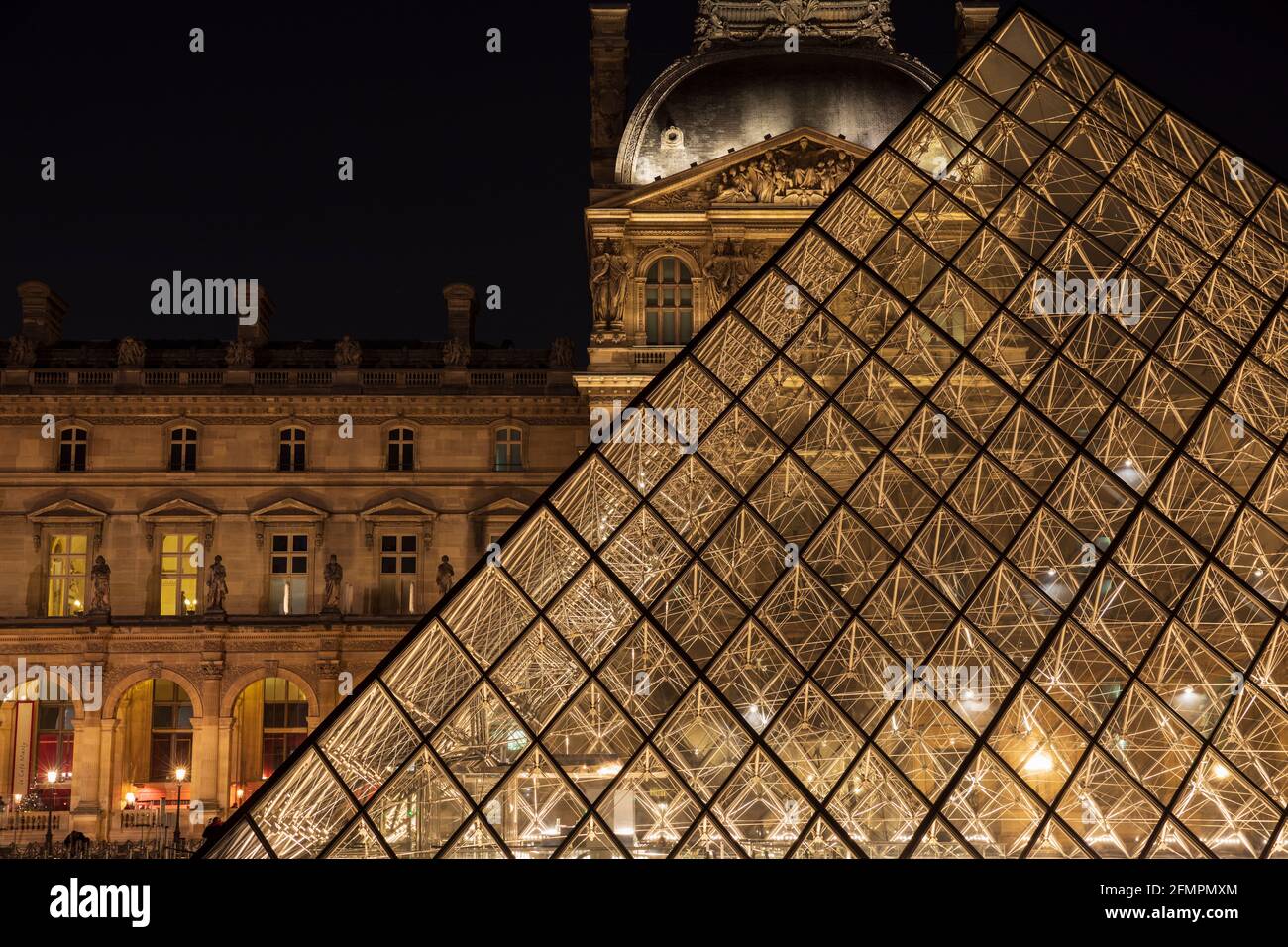 La Piramide del Louvre (dettaglio) / Pyramide du Louvre (détail) & Pavillon Richelieu, Musée du Louvre, Parigi. Francia. Foto Stock