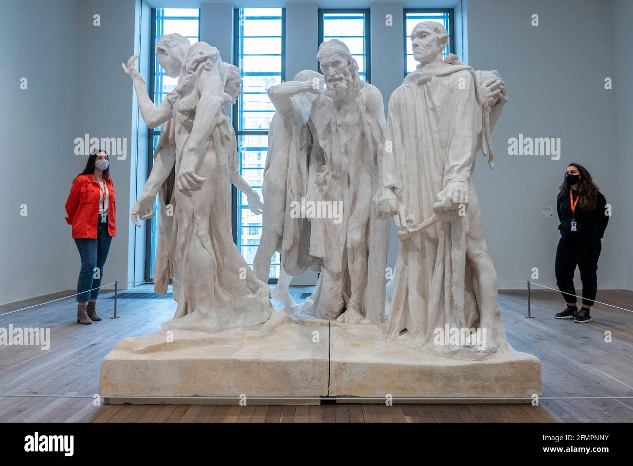 Londra, Regno Unito. 11 maggio 2021. I membri del personale posano con l'originale calco in gesso di 'i Burghers di Calais', 1889, di Auguste Rodin. Anteprima a Tate Modern di "la realizzazione di Rodin", una nuova grande mostra di oltre 200 opere scultoree di Auguste Rodin, molte delle quali non sono mai state mostrate fuori dalla Francia. La mostra segna la riapertura del museo, in quanto il governo britannico facilita alcune restrizioni di blocco del coronavirus ed è aperta dal 18 maggio al 21 novembre. Credit: Stephen Chung / Alamy Live News Foto Stock