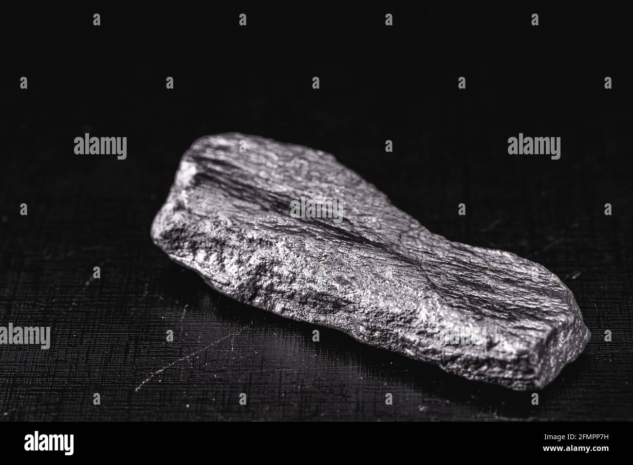 grande pietra d'argento, raro nocciolo d'argento su sfondo nero Foto Stock