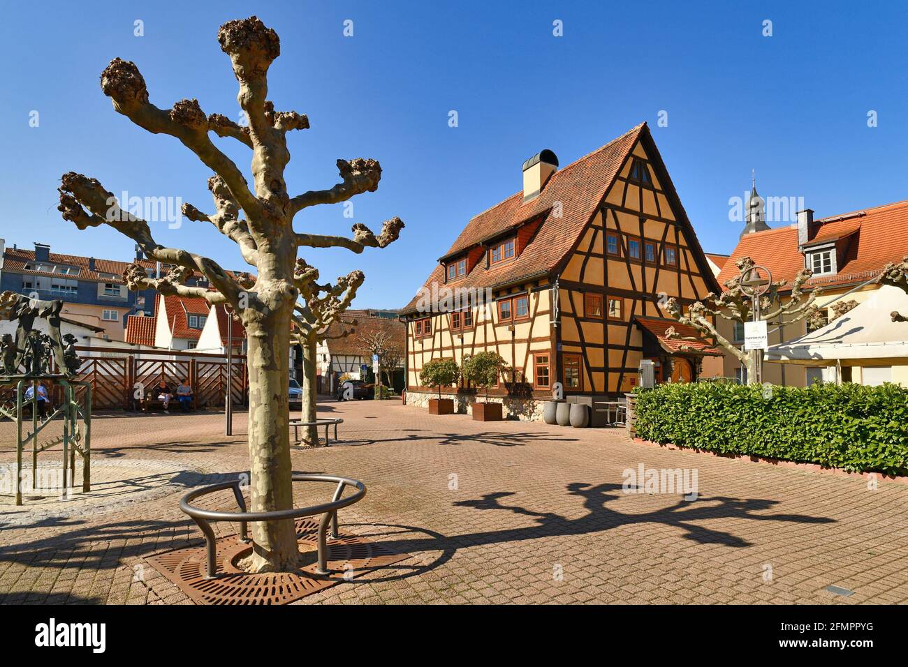 Hofheim, Germania - Marzo 2021: Piazza della città chiamata 'Tivertonplatz' nel centro storico della città vecchia di Hofheim Foto Stock
