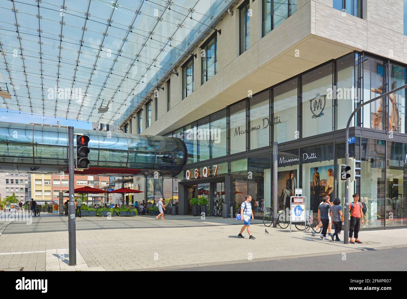 Mannheim, Germania - Luglio 2019: Ingresso del grande e moderno centro commerciale chiamato 'Q6 Q7' con persone nel centro di Mannheim Foto Stock