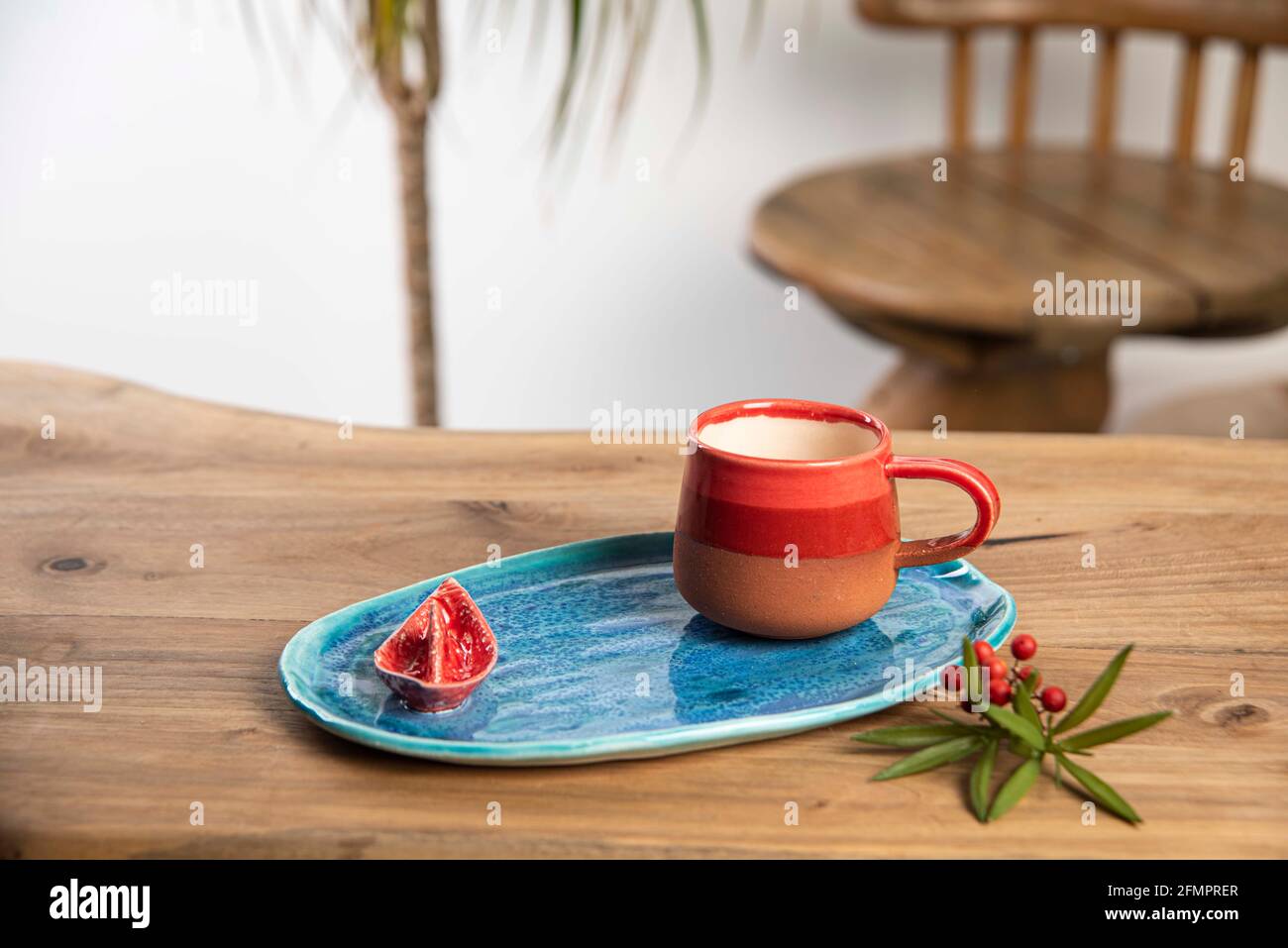 Tazza di caffè turco con caffè sul tavolo Foto Stock