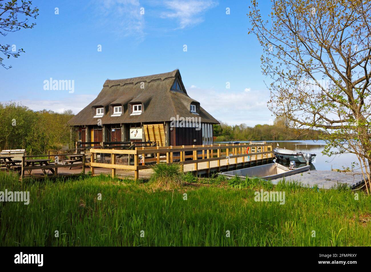 Una vista del centro galleggiante della fauna selvatica Broads nel Norfolk Broads da Ranworth Broad, Norfolk, Inghilterra, Regno Unito. Foto Stock