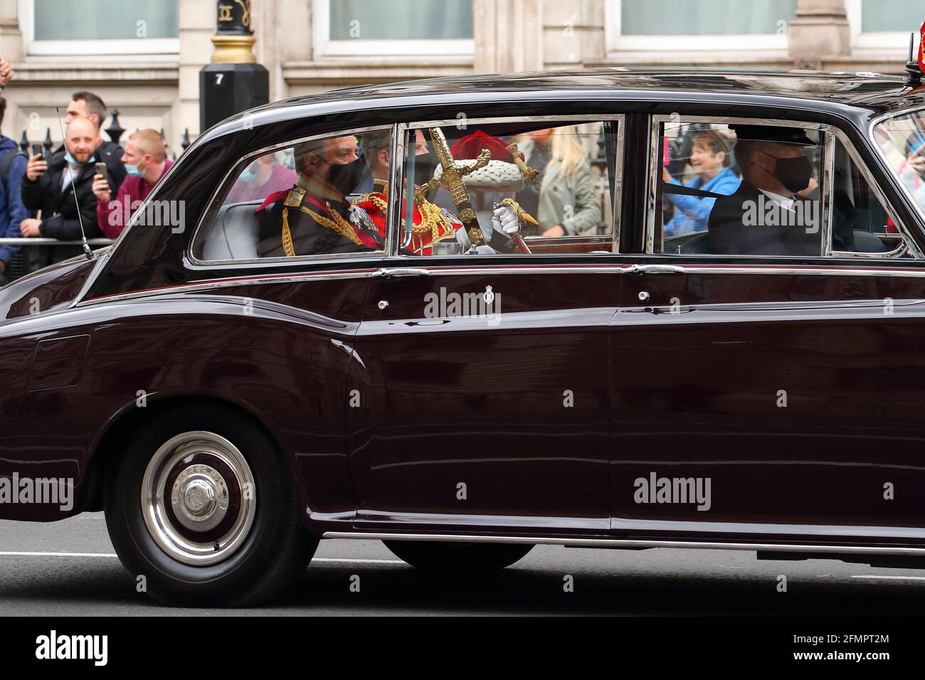 Londra, Regno Unito, 11 maggio 2021, la Spada di Stato viene portata alla Camera del Parlamento per il discorso della Regina. Credit: Uwe Deffner / Alamy Live News. Foto Stock