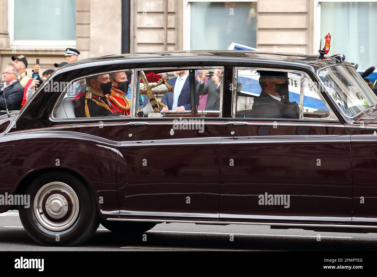 Londra, Regno Unito. 11 Maggio 2021. La Spada di Stato viene portata nelle Camere del Parlamento per il discorso della Regina. Credit: Uwe Deffner/Alamy Live News Foto Stock