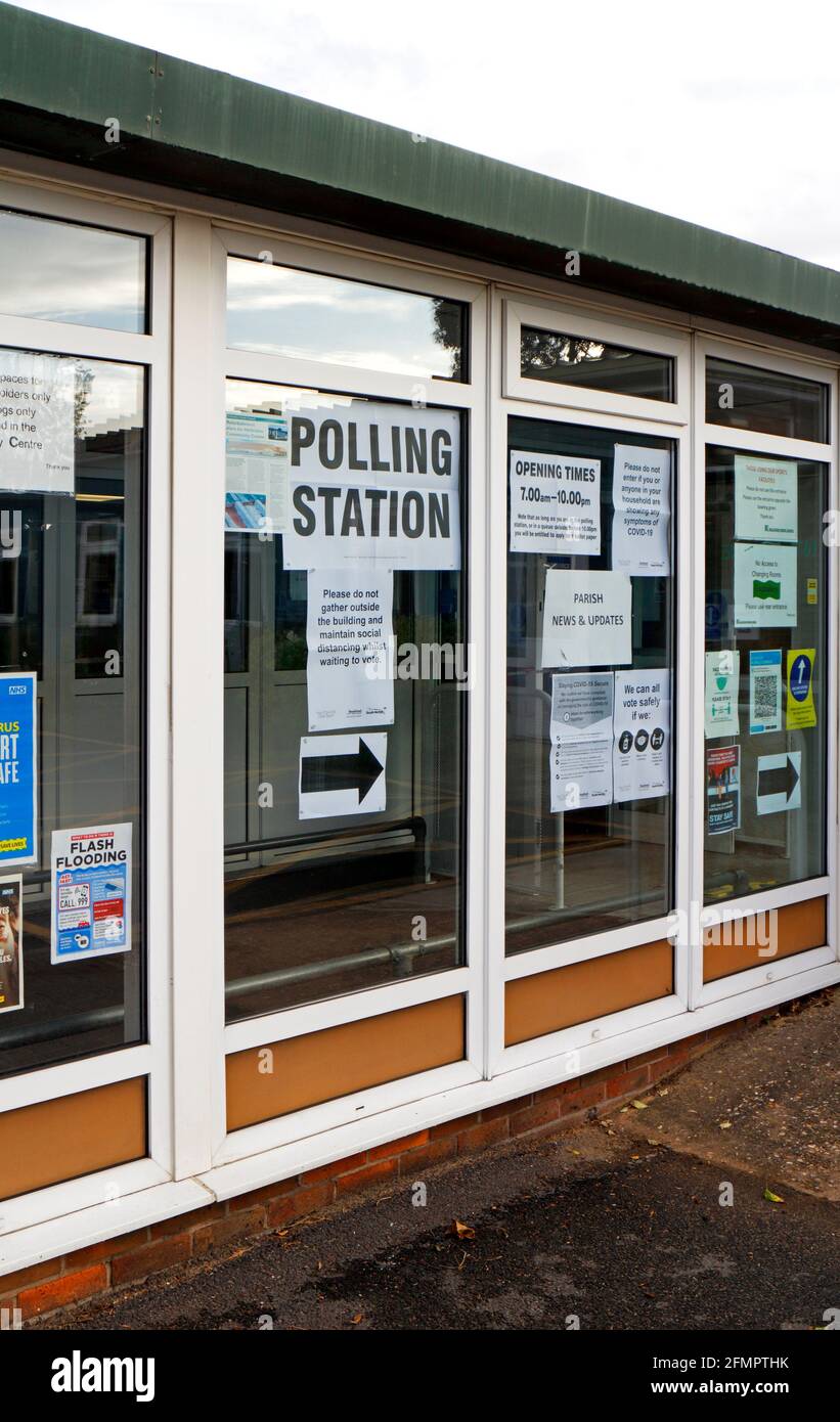 Un cartello e delle frecce di direzione per procedere all'entrata della Stazione di polling presso un centro locale. Foto Stock