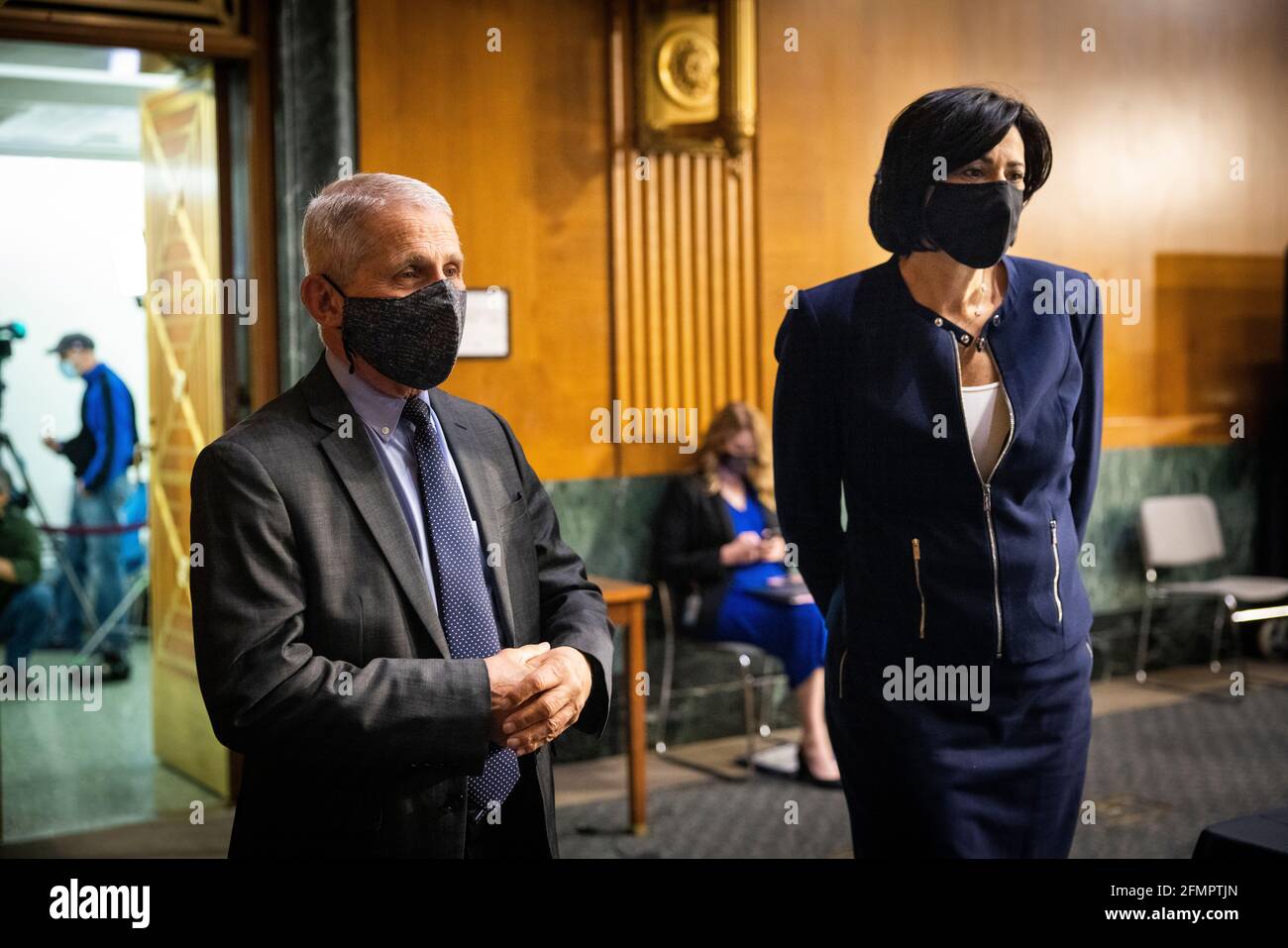 Anthony Fauci (L), Direttore dell'Istituto Nazionale di allergia e malattie infettive presso i National Institutes of Health (NIH), e Rochelle Walensky (R), Direttore dei Centri statunitensi per il controllo e la prevenzione delle malattie (CDC), si prepara a testimoniare davanti a un Senato Salute, Educazione, lavoro, E le pensioni audizione per esaminare un aggiornamento da parte dei funzionari federali su sforzi per combattere COVID-19 nel palazzo degli uffici del Senato Dirksen a Washington, DC, USA, 11 maggio 2021.Credit: Jim Loscalzo/Pool via CNP /MediaPunch Foto Stock