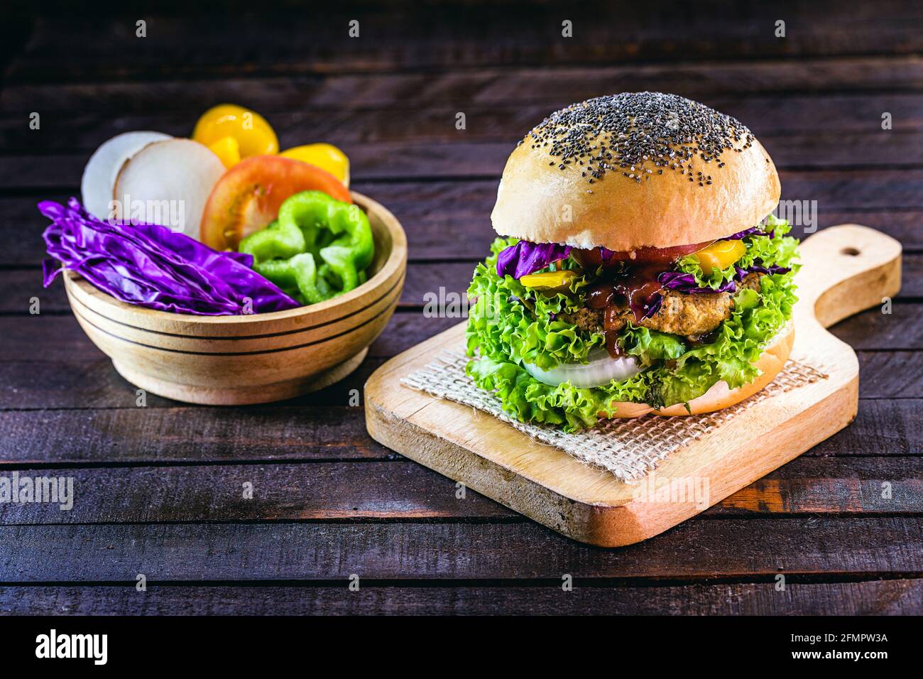 hamburger vegano, a base di soia, verdure, cereali, semi e nessun prodotto animale Foto Stock