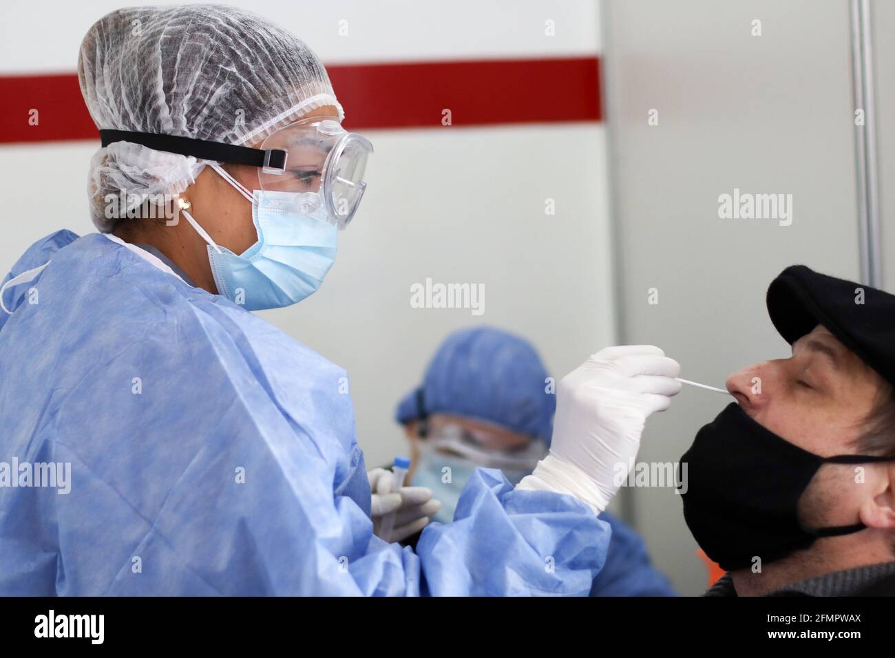 BUENOS AIRES, 11.05.2021: Gli infermieri eseguono il tampone per i test di Coronavirus in un centro Detectar nel contesto della seconda ondata di infezioni. Foto Stock