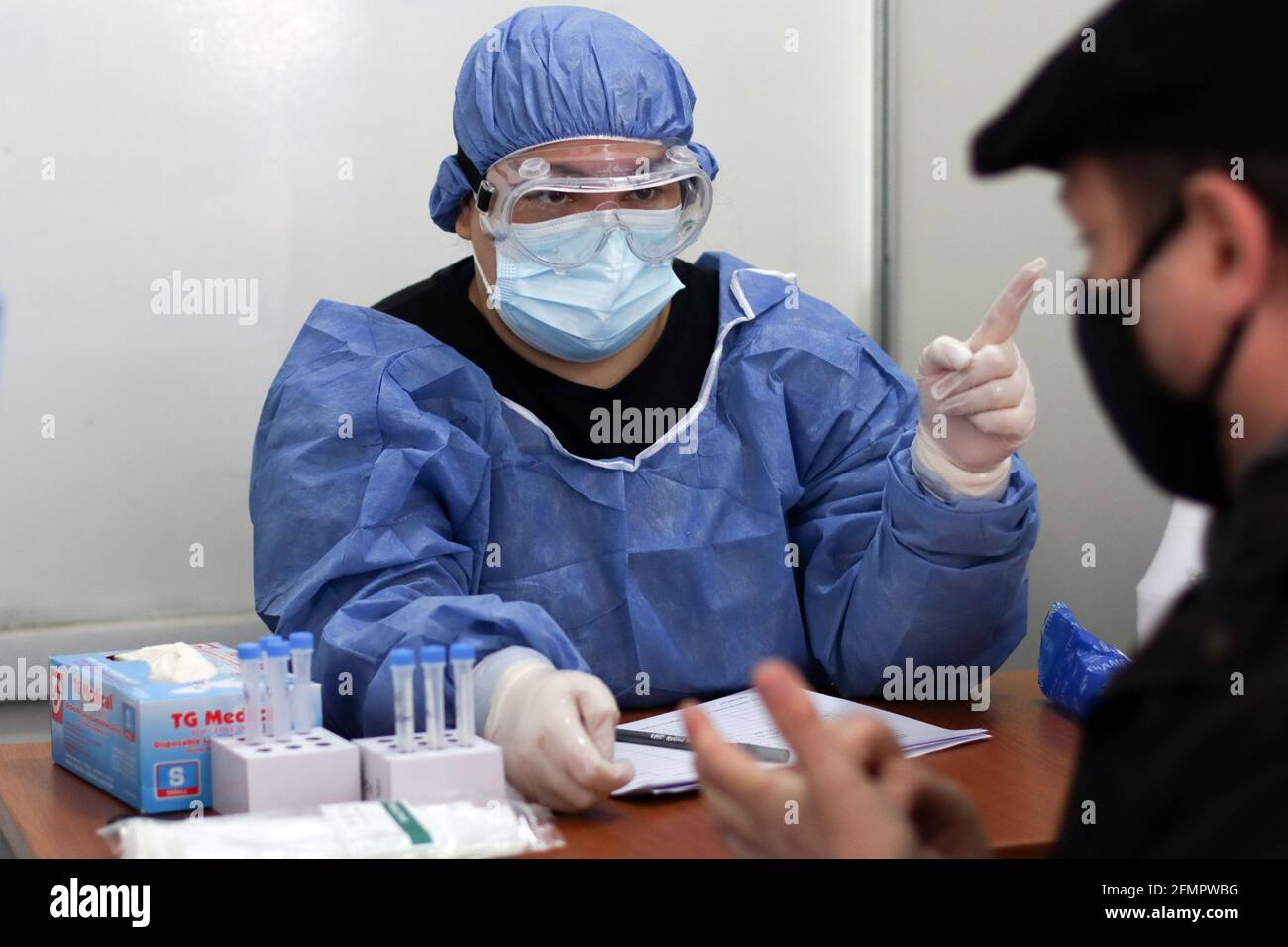 BUENOS AIRES, 11.05.2021: Gli infermieri eseguono il tampone per i test di Coronavirus in un centro Detectar nel contesto della seconda ondata di infezioni. Foto Stock