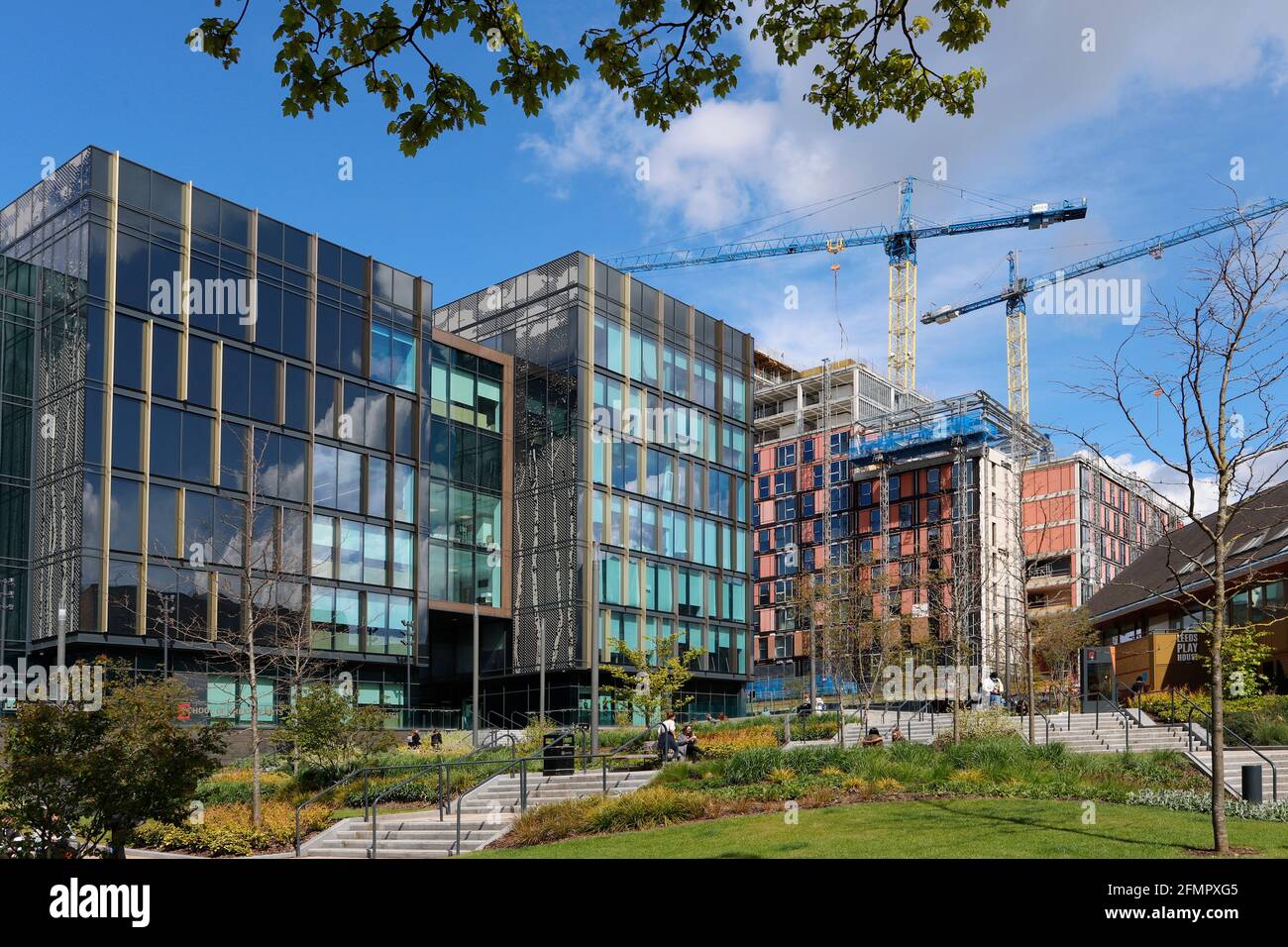 Leeds City College of Music Building, e sullo sfondo, New York Square, uno sviluppo di appartamenti a Leeds, West Yorkshire. Foto Stock