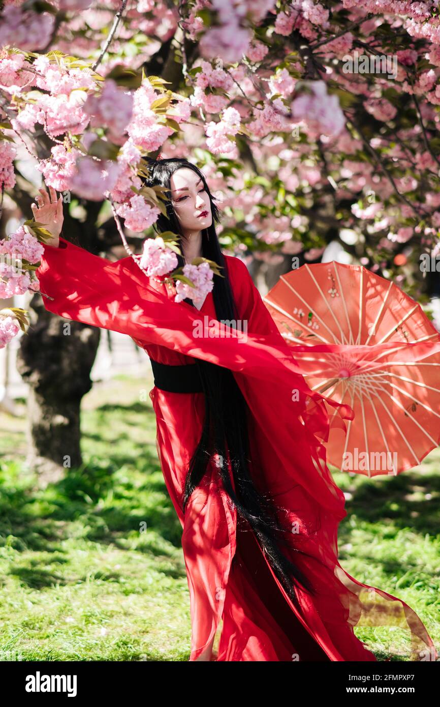 Giapponese Donna Con Ombrello - Fotografie stock e altre immagini di Kimono  - Kimono, Viola - Colore, Adulto - iStock