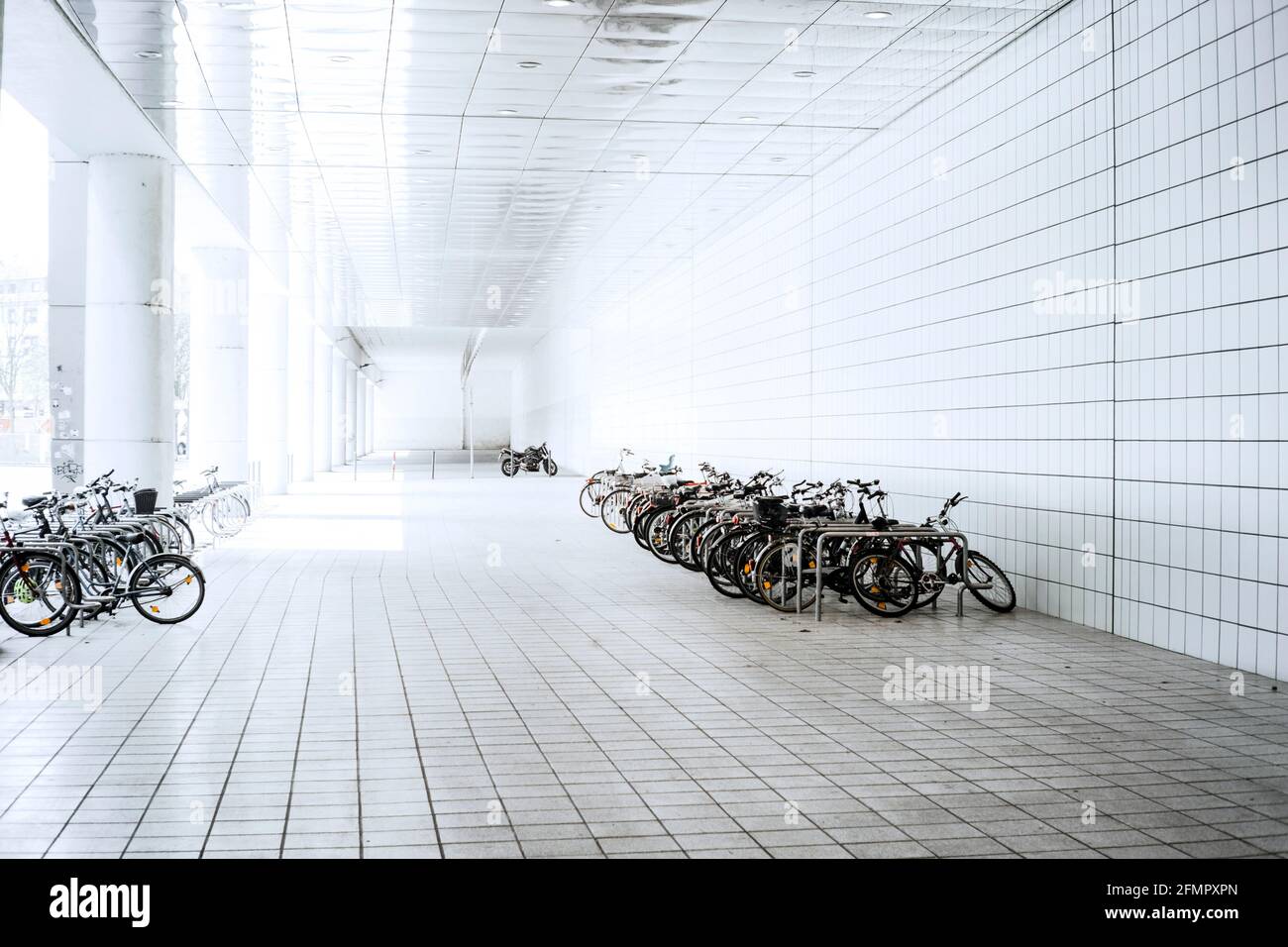 Stand biciclette all'interno di un centro commerciale Foto Stock