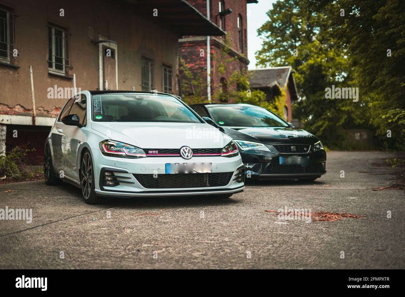 MALCHOW, GERMANIA - 23 febbraio 2021: Due auto parcheggiate insieme; una volkswagen Golf 7 GTI e una Seat Leon FR. Carphoto Foto Stock
