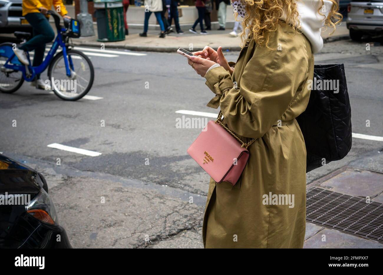 Shopping con la sua borsa Prada nel quartiere Soho di New York sabato 8  maggio 2021. (© Richard B. Levine Foto stock - Alamy
