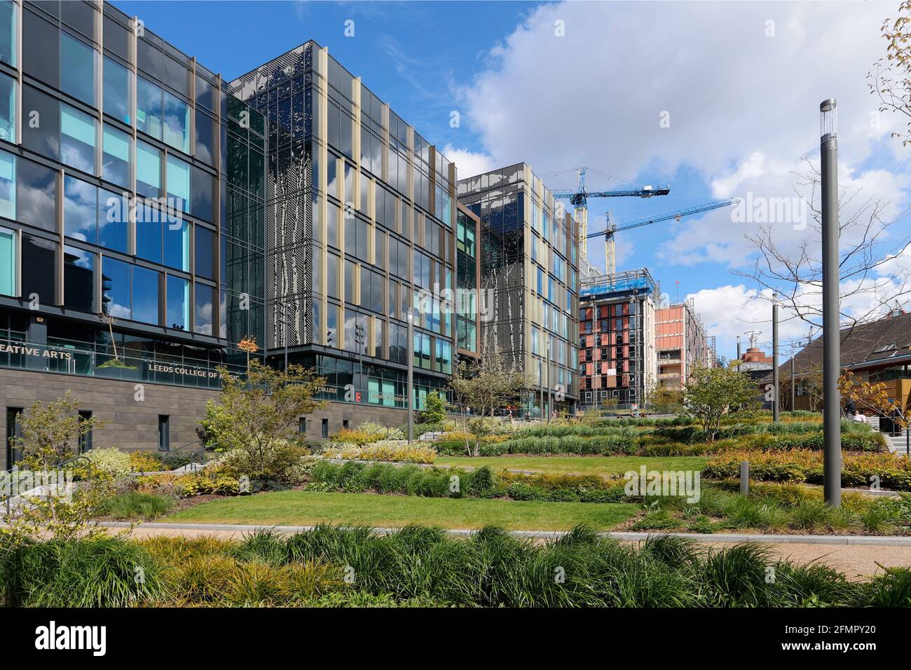 Leeds City College of Music Building, e sullo sfondo, New York Square, uno sviluppo di appartamenti a Leeds, West Yorkshire. Foto Stock