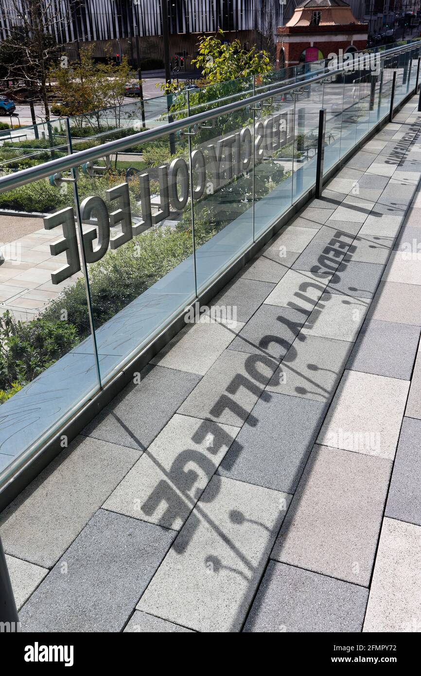 Cartello in vetro per il Leeds City Art College Building, Leeds Foto Stock