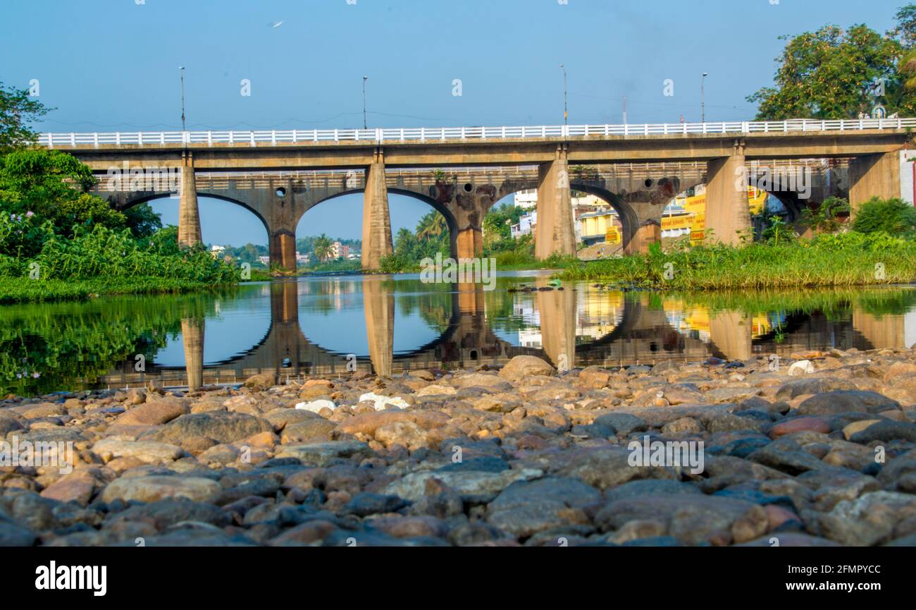 Ponte riflettendo in acqua Foto Stock