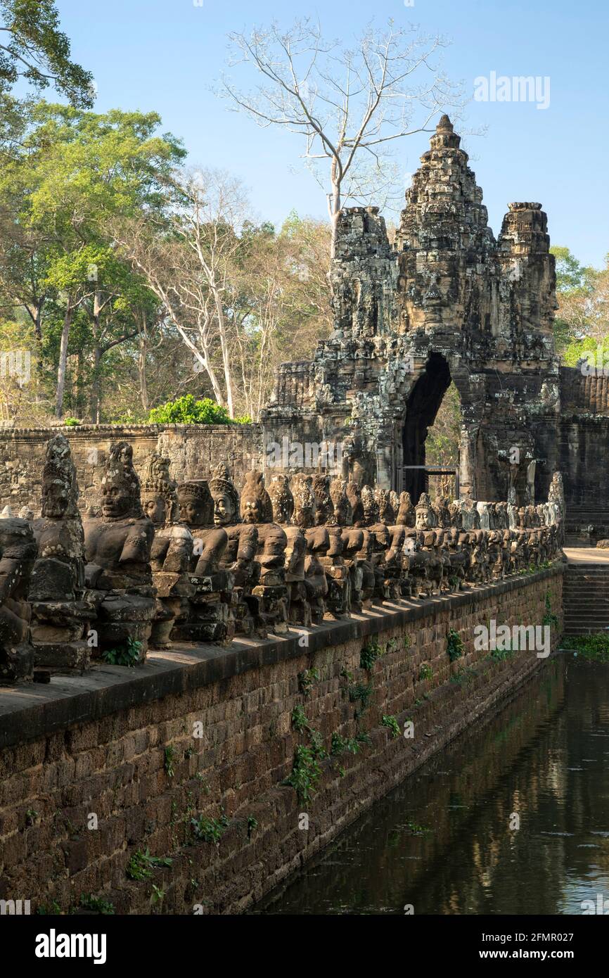 Fila di asuras (demoni) e South Gate, Angkor Thom, il Parco Archeologico di Angkor, Siem Reap, Cambogia Foto Stock